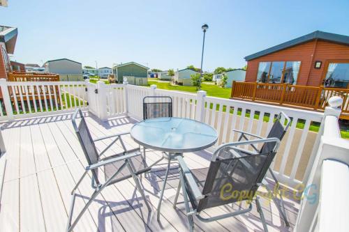 SBL54 - Camber Sands Holiday Park - Mini Lodge - 3 Bedrooms - Decking - Dishwasher - Private Parking 3