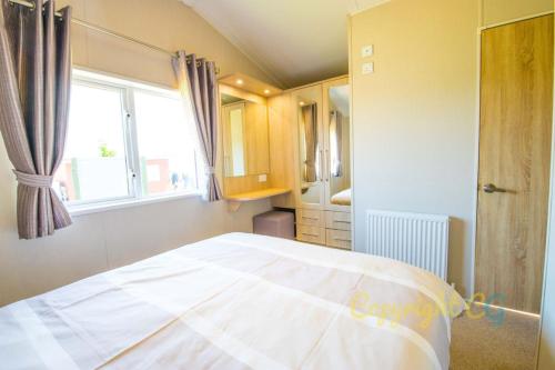 SBL54 - Camber Sands Holiday Park - Mini Lodge - 3 Bedrooms - Decking - Dishwasher - Private Parking, Camber (foto 10)