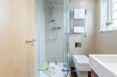 Sentinel Living Serviced Accommodation Windsor 2 Bedroom Apartment with Free Parking and WiFi - image 12