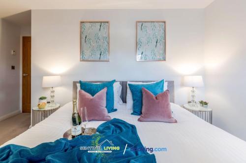 Sentinel Living Serviced Accommodation Windsor 2 Bedroom Apartment with Free Parking and WiFi - main image