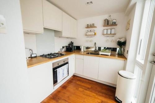 Charming & Stylish 2-Bed House - 20 min Walk to Centre in Combe Down