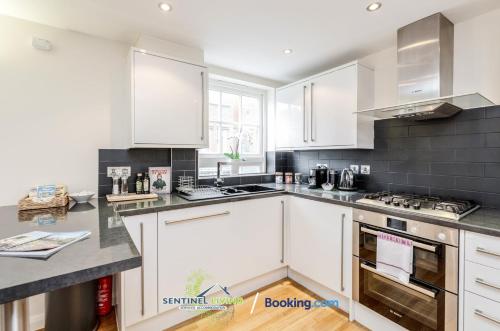 Sentinel Living Serviced Accommodation Windsor 2 Bedroom Apartment with Free Parking and WiFi - image 12