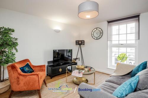 Sentinel Living Serviced Accommodation Windsor 2 Bedroom Apartment with Free Parking and WiFi - image 3