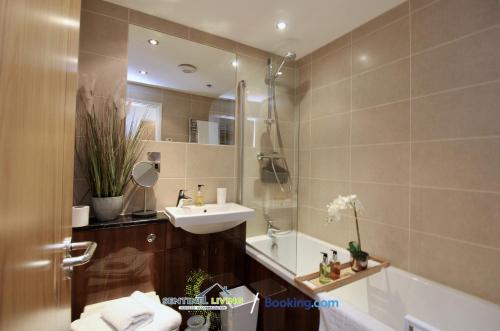 Sentinel Living Serviced Accommodation Windsor 2 Bedroom Apartment with Free Parking and WiFi - image 9