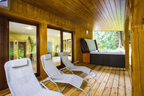 Hot tub, Hotylek pod smrkem in Ryzoviste