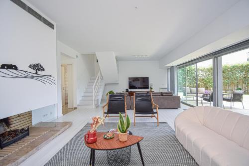 Spacious VIlla with Swiming Pool and Terrace Spacious VIlla with Swiming Pool and Terrace