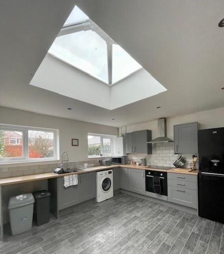 kök, Large 3 Bed House - Awsworth - J26 M1 - Ideal for Contractors or Families - Sleeps - 6 in Cossall