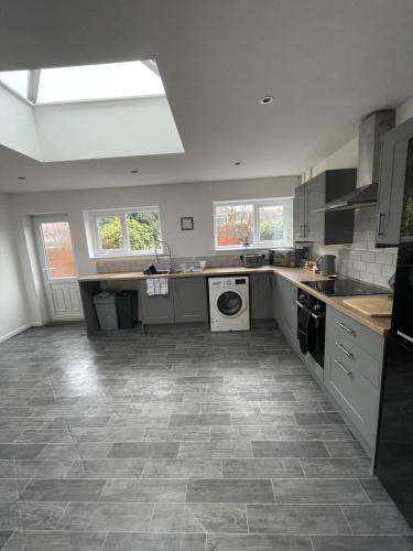 kök, Large 3 Bed House - Awsworth - J26 M1 - Ideal for Contractors or Families - Sleeps - 6 in Cossall