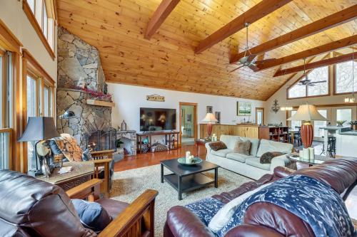 Cabin w/ Hot Tub and WiFi: 4 Mi to Snowshoe Resort