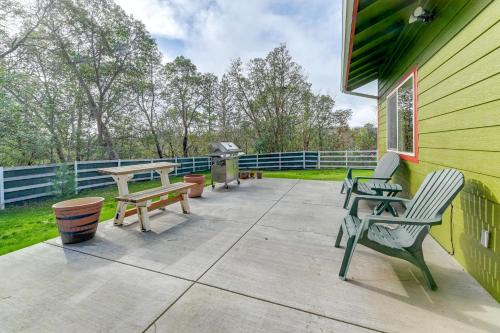 Charming Grants Pass Cottage with Patio and Gas Grill!