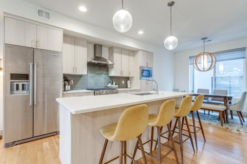 Modern Townhome with Rooftop Deck - Near City Park! in Denver, USA