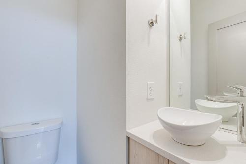 Modern Townhome with Rooftop Deck - Near City Park! in Denver, USA