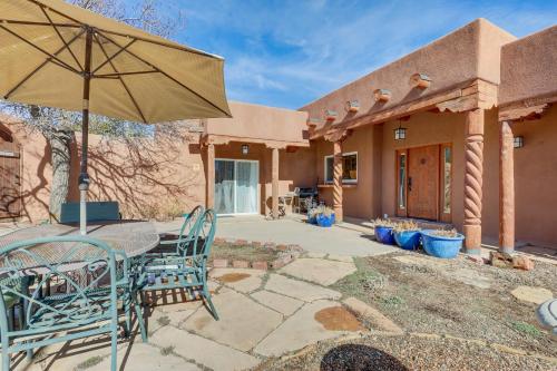 Cozy Santa Fe Studio with Courtyard and Fireplace in Santa Fe, USA