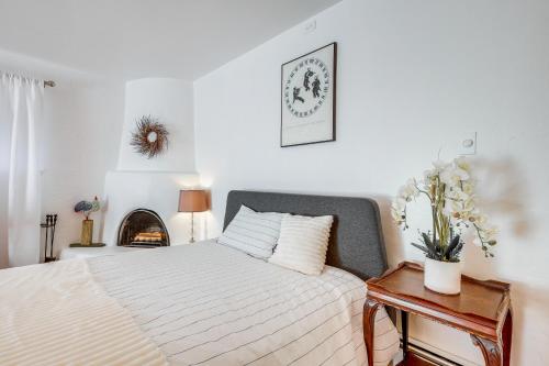 Cozy Santa Fe Studio with Courtyard and Fireplace in Santa Fe, USA