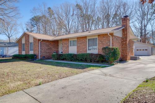 . Group-Friendly Durham Home 6 Mi to Duke University