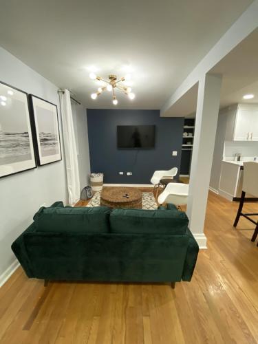 Modern Lincoln Park Hideaway 1 Bd and 1Bath in Chicago, USA