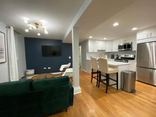 Modern Lincoln Park Hideaway 1 Bd and 1Bath in Chicago, USA