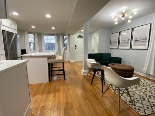 Modern Lincoln Park Hideaway 1 Bd and 1Bath in Chicago, USA