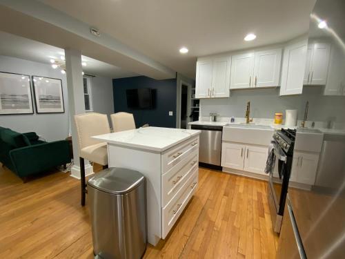 Modern Lincoln Park Hideaway 1 Bd and 1Bath in Chicago, USA