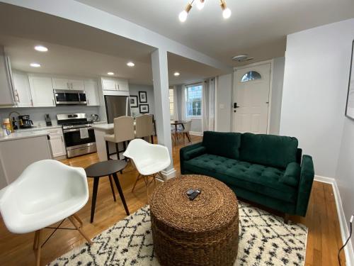 Modern Lincoln Park Hideaway 1 Bd and 1Bath in Chicago, USA