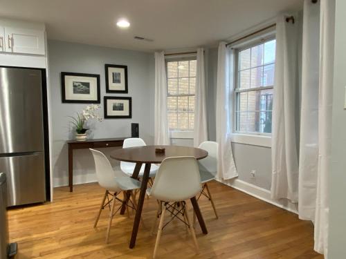 Modern Lincoln Park Hideaway 1 Bd and 1Bath in Chicago, USA