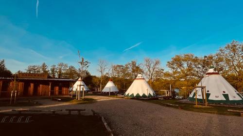 Tipi Apachen 6.3km von Tarbek entfernt