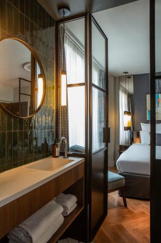 room detail thumbnail 1