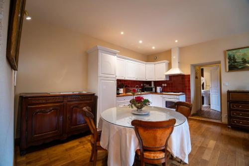 廚房, 托朗格城堡酒店 (Chateau de Thorens) in 托朗格利耶爾