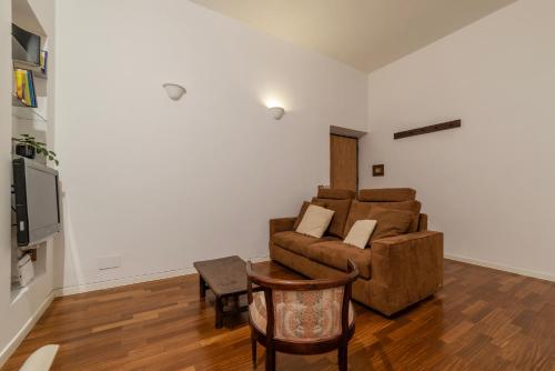 A stone’s throw from the Colosseum! - image 5