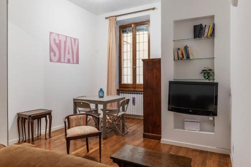 A stone’s throw from the Colosseum! - image 14