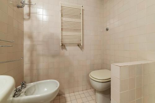 A stone’s throw from the Colosseum! - image 12