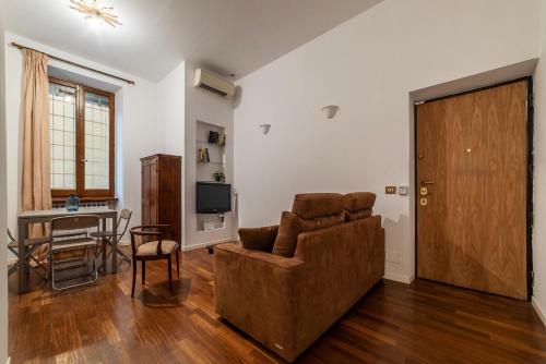 A stone’s throw from the Colosseum! - image 13