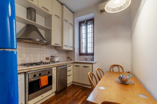 A stone’s throw from the Colosseum! - image 8