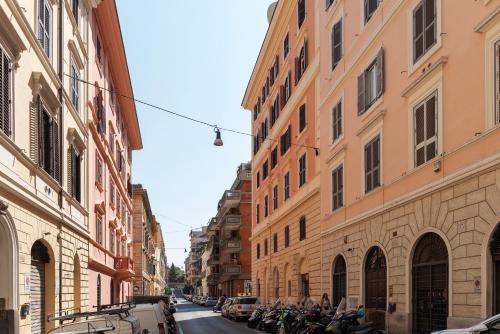 A stone’s throw from the Colosseum! - image 7