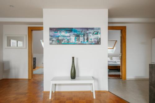 ROY 2BR Apt with Prague Castle View, Parking & AC by EasyBNB Premium, Prague (photo 6)