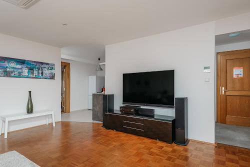 ROY 2BR Apt with Prague Castle View, Parking & AC by EasyBNB Premium, Prague (photo 7)