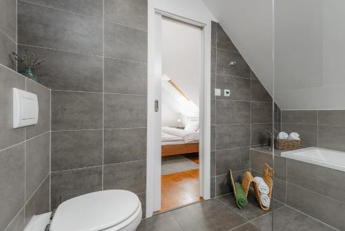 ROY 2BR Apt with Prague Castle View, Parking & AC by EasyBNB Premium, Prague (photo 8)