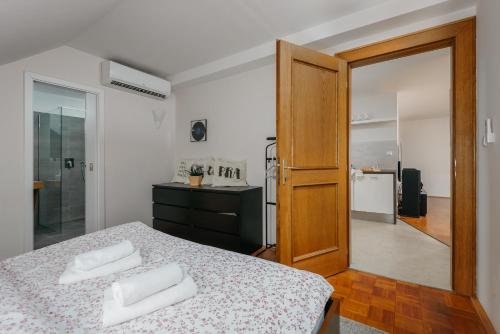 ROY 2BR Apt with Prague Castle View, Parking & AC by EasyBNB Premium, Prague (photo 9)