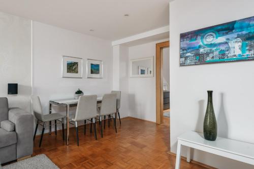 ROY 2BR Apt with Prague Castle View, Parking & AC by EasyBNB Premium, Prague (photo 11)