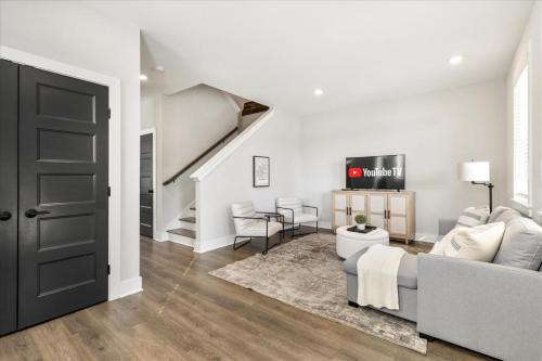 Scandinavian-Style Home with Balcony! SECURE Gated Complex, 10min to Downtown! Sleeps 6! in Nashville, USA