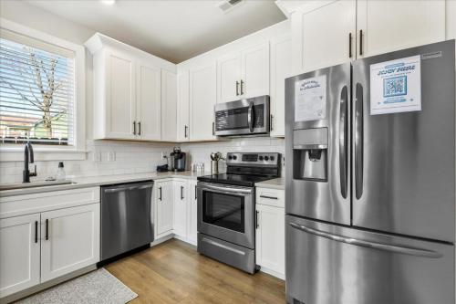 Scandinavian-Style Home with Balcony! SECURE Gated Complex, 10min to Downtown! Sleeps 6! in Nashville, USA
