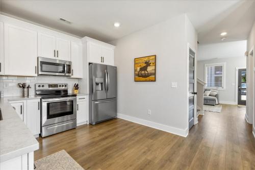 Scandinavian-Style Home with Balcony! SECURE Gated Complex, 10min to Downtown! Sleeps 6! in Nashville, USA