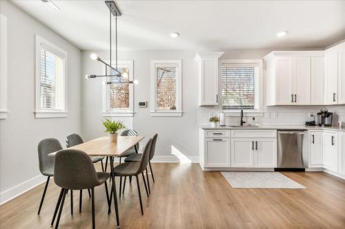 Scandinavian-Style Home with Balcony! SECURE Gated Complex, 10min to Downtown! Sleeps 6! in Nashville, USA
