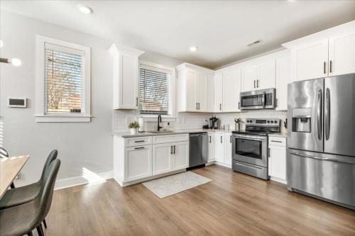 Scandinavian-Style Home with Balcony! SECURE Gated Complex, 10min to Downtown! Sleeps 6! in Nashville, USA