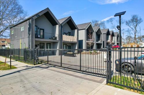 Scandinavian-Style Home with Balcony! SECURE Gated Complex, 10min to Downtown! Sleeps 6! in Nashville, USA
