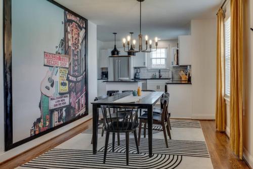 Charming Home with 4 Bedroom 6 Beds in Hillsboro Village in Nashville, USA