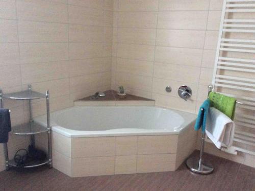 Schöne Ferienwohnung am Fuße der Rhön. (Schone Ferienwohnung am Fuße der Rhon.) in 艾興采爾