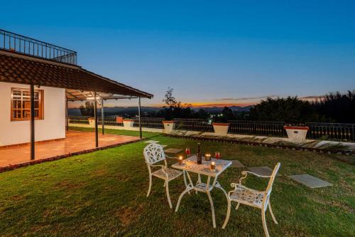 ทางเข้า, The West Wind by StayVista - 5BHK Mountain-View Villa with Bonfire in แฮฟลอค