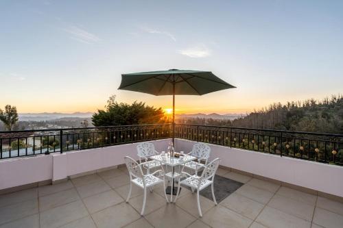ระเบียง/ชานเรือน, The West Wind by StayVista - 5BHK Mountain-View Villa with Bonfire in แฮฟลอค
