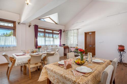 บริการและสิ่งอำนวยความสะดวก, The West Wind by StayVista - 5BHK Mountain-View Villa with Bonfire in แฮฟลอค
